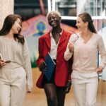femmes-affaires-reussies-souriantes-marche-bureau-modern
