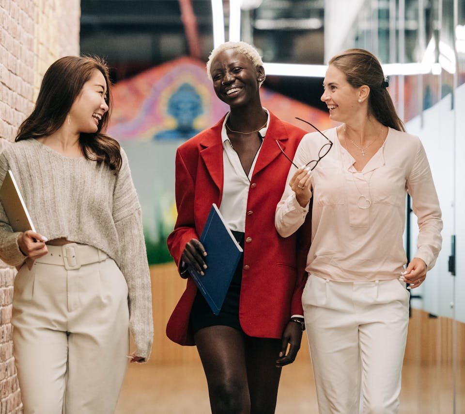 femmes-affaires-reussies-souriantes-marche-bureau-modern