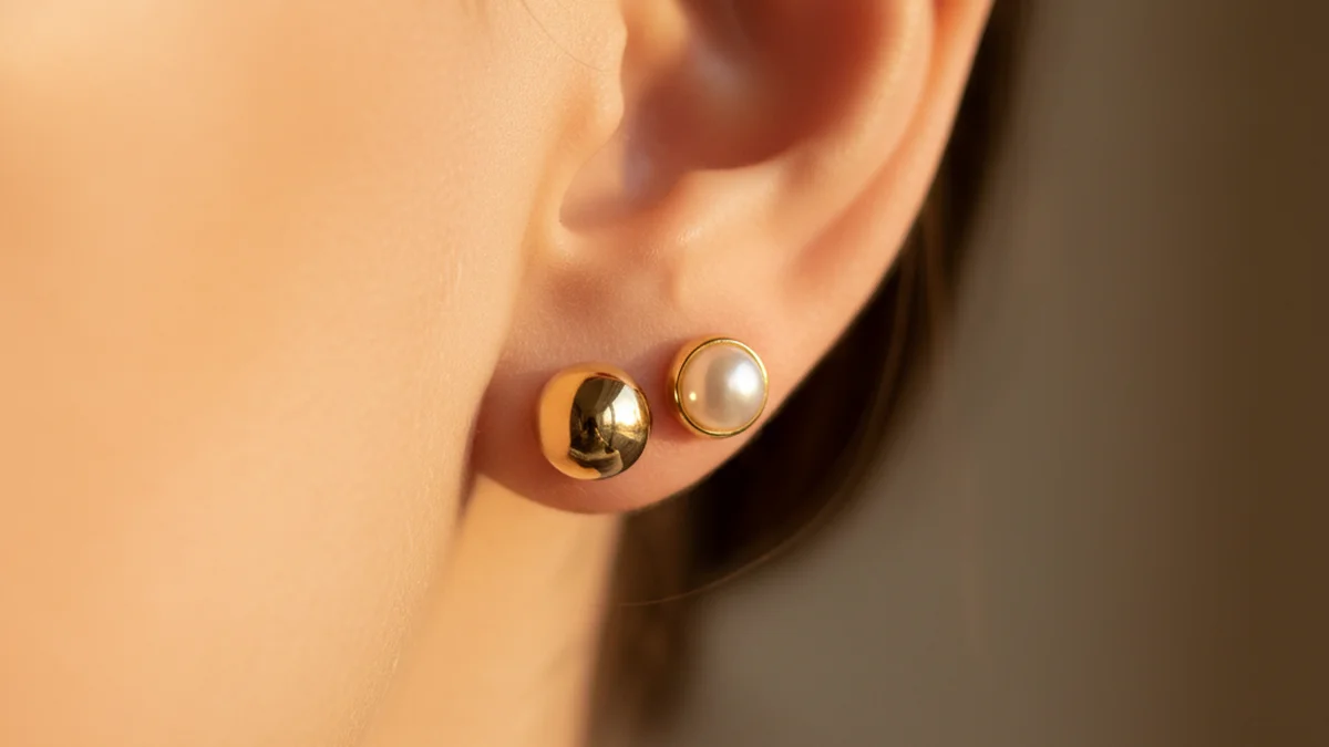 Puces d'oreilles en or et en perle, boucles classiques du quotidien
