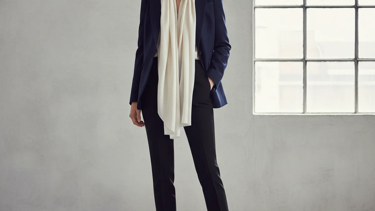 Association noir et bleu marine dans une tenue élégante