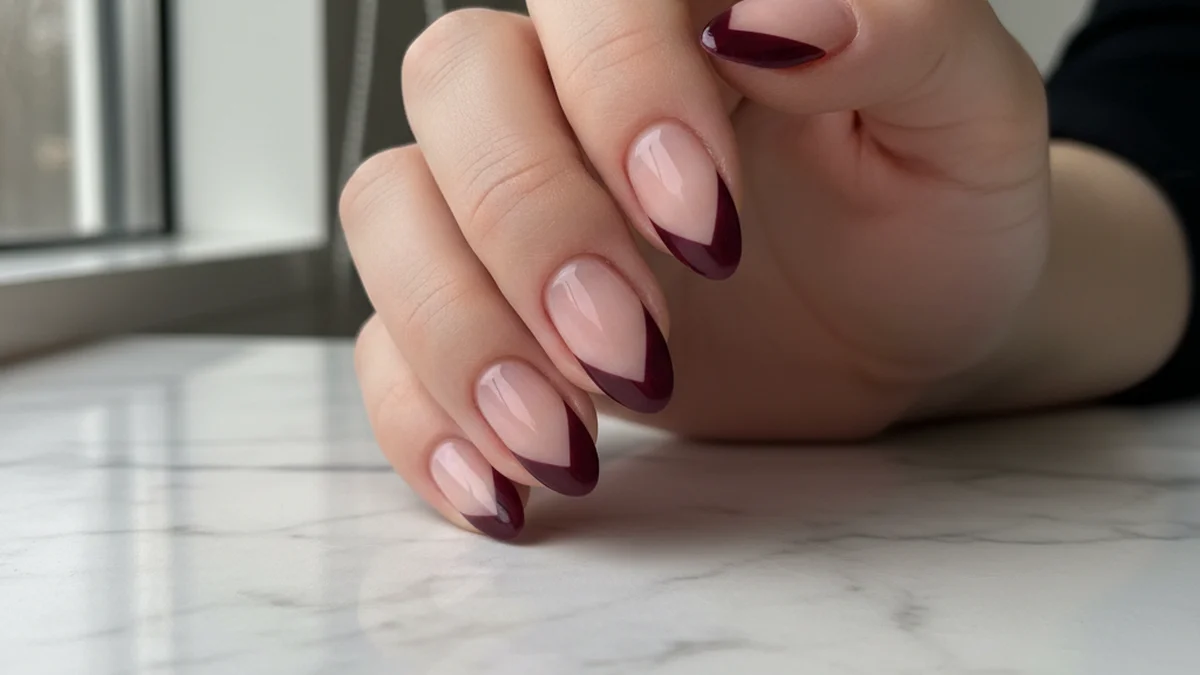 French manucure en V chevron géométrique