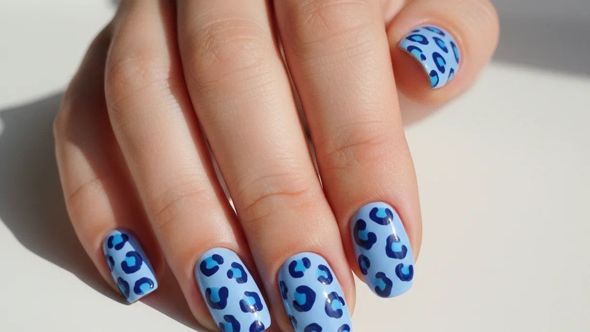Nail art léopard bleu