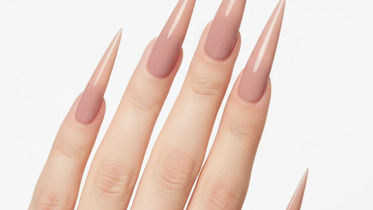 Ongle forme stiletto long et pointu